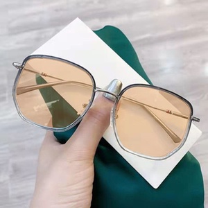 Gafas de Miopía para Mujer con Protección Anti-Luz Azul, Montura Completa Marrón, Montura Grande, Fotocromáticas, Patrón Geométrico que Estiliza el Rostro - Product Image 6