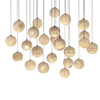Lustre de villa sur mesure pour escalier, design simple et créatif, avec boules de verre LED personnalisées, installation pour salle à manger