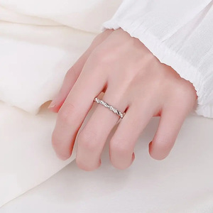 Anelli di coppia Mobius Strip, semplici e intrecciati con zirconi decorativi, regalo per innamorati per San Valentino - Product Image 5