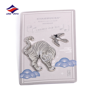 เข็มกลัดโลหะชุบทองคำขาว ตราสัญลักษณ์สั่งทำ <span class=keywords><strong>ราคา</strong></span>โรงงาน 20 <span class=keywords><strong>ป</strong></span>ี ผลิตจากเหล็กผสมสังกะสีเคลือบแข็งและเคลือบนิ่ม - Product Image 1