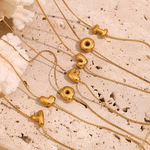 สร้อยข้อมือสแตนเลสแบบมีตัวอั<span class=keywords><strong>ก</strong></span>ษรแบบเฉพาะสำหรับผู้หญิงสร้อยข้อมือโซ่แฟชั่นแบบมีตัวอักษร18K สี<span class=keywords><strong>ท</strong></span>อง - Product Image 5