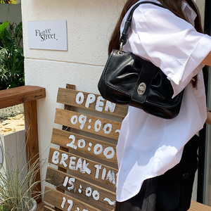 Bolso coreano tipo nube para mujer, color negro liso, diseño plegable, cierre con candado, bolso de mano para uso diario, primavera 2022 - Product Image 2