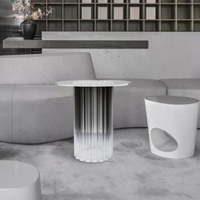 Hochwertiger Acryl-Beistelltisch mit Vertikalen Rippen und Farbverlauf für Moderne Wohnräume und Boutique-Bereiche