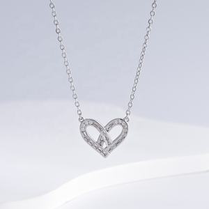 Precio al por mayor: Collar de plata de ley 925 con nudo moderno, circonita coreana, chapado en oro de 18k, colgante de corazón 'Mama', collares de dijes finos. - Product Image 1