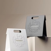 Sacs cadeaux et sacs fourre-tout en papier couché personnalisés avec poignées découpées pour l'emballage de cosmétiques, soins de la peau, huiles essentielles et perruques