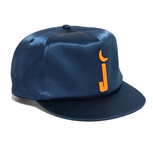 Casquette <span class=keywords><strong>snapback</strong></span> à 5 panneaux en satin bleu marine et satin vert, avec broderie en point de chaînette sous le bord, et sangle arrière en cuir courte avec fermoir à pression. - Product Image 3