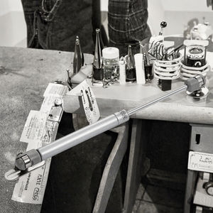 สปริงแก๊สไฮดรอลิกแบบกดและบิด รุ่น QF-1004 แรงดัน 100N สำหรับตู้ (ภาพประกอบ) - Product Image 2