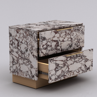 Table de chevet moderne en marbre Calacatta Viola avec deux tiroirs et poignées en laiton sur base en bois pour projet de villa