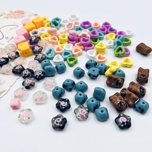 Perles acryliques de styles variés, creuses, <span class=keywords><strong>en</strong></span> forme de cœur, de fleur, d'ours et <span class=keywords><strong>en</strong></span> forme de cube, pour <span class=keywords><strong>la</strong></span> fabrication de bracelets, de porte-clés et de bijoux DIY - Product Image 3