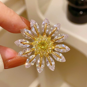 brooches French Style High-end Rotatable Sunflower <b>Brass</b> Brooch Simple Luxury Super Shiny Pin Buckle fashion jewelry brooches - Product Image 3