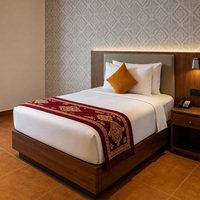 Ensemble de mobilier d'hôtel MDF pour projets hôteliers de catégorie 2 à 4 étoiles, chambre double, avec lit à tête de lit rembourrée et placard à bagages