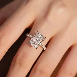 Bague en or jaune massif 18 carats avec diamant de laboratoire taille radiant de 5 carats, sertie de quatre griffes et de diamants ronds pavés sur les côtés, pour femme - Product Image 6