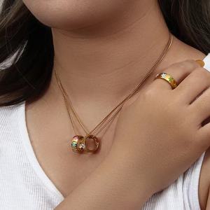 Collana con ciondolo a forma di stella con fiore a forma rotonda in acciaio inossidabile placcato oro 18 carati con smalto epossidico - Product Image 4