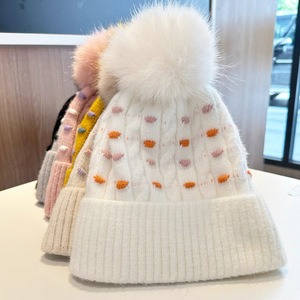 Automne hiver Style européen américain femmes grand <span class=keywords><strong>pompon</strong></span> tricoté chapeau couleur unie doublé polaire <span class=keywords><strong>bonnet</strong></span> en laine chaud épaissi - Product Image 1