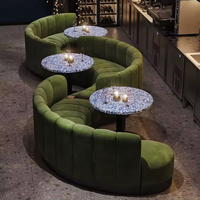 Ensemble de mobilier de bar moderne et luxueux sur mesure, canapé en velours vert courbé en demi-cercle, banquettes de salon, mobilier de café et de restaurant