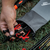 Kit de camping en plein air : sac cylindrique durable et portable avec piquets de tente, marteau et compartiment de rangement en toile.