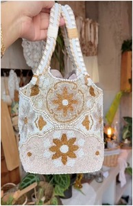 Sac à main de luxe au design unique, brodé de perles, fait main, pour femmes, idéal pour les mariages et les festivals, disponible à la vente - Product Image 6