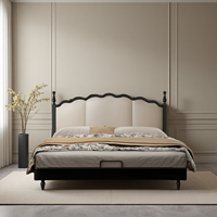 Lit double de luxe moderne avec tête de lit ondulée, cadre rembourré, style français, cadre en bois festonné pour chambre principale