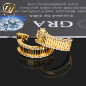 Boucles d'oreilles Huggie en Moissanite Plaqué Or, Taille Ronde Brillante, Sertissage Canal, Géométriques, Luxe, Unisexe, Usage Quotidien - Product Image 2