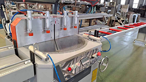 Machine à scier à angle variable à tête unique pour la fabrication de fenêtres et de portes en aluminium - Product Image 3