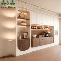 Buffet de style Japandi avec dosseret en bois cannelé, niche de présentation cintrée et tiroirs flottants