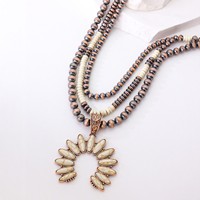 Collier bohème fait main en cuivre antique, perles Navajo, pierres howlite, chaîne à plusieurs rangs avec pendentif en turquoise blanche