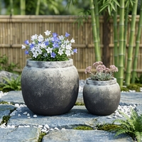 Pot de fleurs vintage en ciment texturé mat, effet vieilli et dégradé, rond et bombé, pour aménagement paysager de cour - Vente en gros