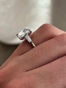 Bague de fiançailles de luxe en diamant de laboratoire 2 carats taille coussin couleur D-E-F avec pierres latérales coniques plaqué or 14K 18K certifiée IGI VVS - Product Image 3