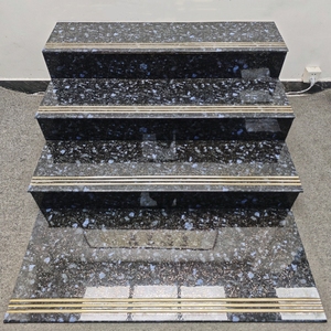 Azulejos de Escalera de Lujo de 1200x470 mm, Nuevo Diseño en Negro Dorado Oscuro con Líneas Doradas para Escaleras de Villas y Hoteles - Product Image 2