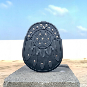 Sporran écossais en cuir véritable de qualité supérieure, orné de clous celtiques, avec un motif celtique en relief et des rivets décoratifs - Product Image 1