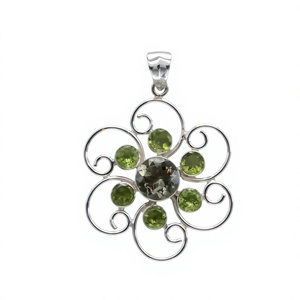 Pendentif en argent 925 en forme de fleur avec péridot, serti clos, style vintage, bijou unisexe pour usage quotidien - Product Image 1