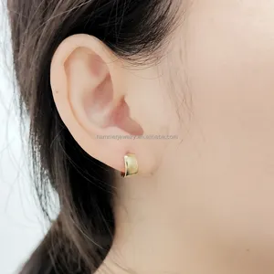 Pendientes de aro de oro real 14K Anillos de oreja Diseño de encanto de moda 10mm Huggies Pendiente Círculo 14K Pendientes de oro sólido