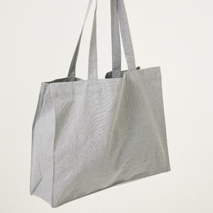 Bolsa de compras de tela reciclada, diseñada para compras diarias y viajes, con agarre cómodo y reutilizable. - Product Image 4