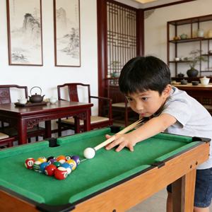 Mini table de snooker éducative pour enfants, boules codées par couleur et règles simplifiées pour l'apprentissage et le développement du cerveau - Product Image 3