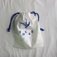 Pochette en plastique PE blanche personnalisée avec logo imprimé en gravure, cordon de serrage, pour emballage de chaussures, sac souple à fond plat