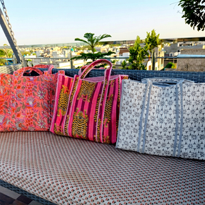 Bolsa de Viaje para Mujer, Ligera, Plegable, de Gran Capacidad, con Estampado de Bloques, de Algodón, Personalizable, Hecha a Mano, con Cierre Abierto - Product Image 1