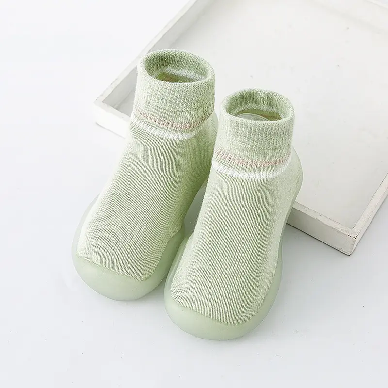 Chaussures de marche pour bébé Chaussettes antidérapantes à semelle souple Chaussettes d'intérieur en soie pour bébé Chaussures en maille