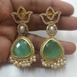 Belle boucle d'oreille en pierre de laiton à la mode avec boucle d'oreille Moti blanche pour femmes et filles gouttes et Danglers en laiton - Product Image 1