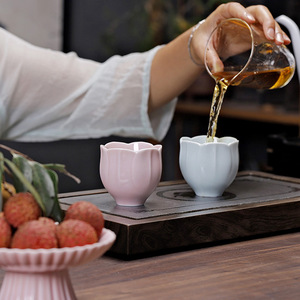 Tasse à thé en céramique de couleur unie, design pétale de lotus, en porcelaine, pour usage domestique, tasse cadeau - Product Image 3
