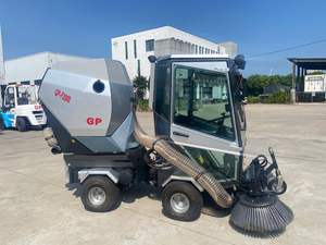 Barredora diésel confiable de servicio pesado Solución de limpieza de gran capacidad para áreas urbanas de alto tráfico con componente de motor central - Product Image 2