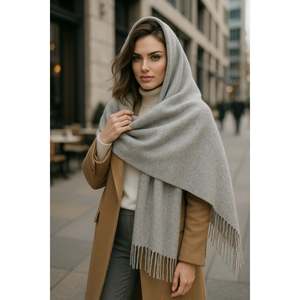 Bufanda de Lana con Borlas Color Café para Mujer, 45x200 cm, Logotipo Personalizado, Estampado Jacquard, Bufanda Larga de Invierno, Estilo Liso - Product Image 1