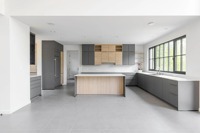 Meubles de cuisine modernes en bois grainé sur mesure, ensemble d'îlots modulaires bicolores anthracite avec étagères ouvertes pour loft et duplex