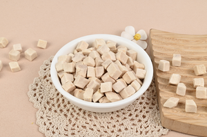 Friandises pour chats lyophilisées biologiques en gros, seau de granulés de poulet et d'épinards, riches en protéines, sans sucre, fabriquées à partir de viande de haute qualité - Product Image 3