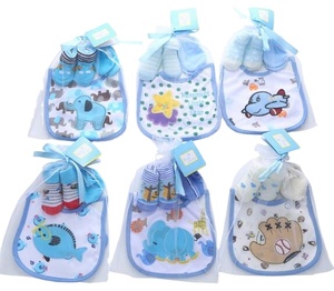 Chaussettes pour bébé 3 en 1 100% coton avec bavoirs, gants et mitaines avec fermeture à boutons - Product Image 1