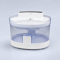 Fontaine à eau pour chat alimentée par batterie avec capteur de mouvement, trois modes de débit, double alimentation, réservoir d'eau de 2 L pour l'hydratation quotidienne des chats