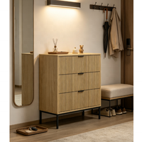 Commode moderne en chêne clair à 3 tiroirs, façade de tiroir cannelée, poignées et pieds en métal noir, commode de rangement en bois