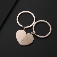 Porte-clés en acier inoxydable gravé sur mesure en forme de cœur fendu, porte-clés assorti pour couple, pour cadeaux promotionnels