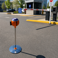 Barrière de contrôle de foule robuste avec poteau à boule argentée et sangle rétractable pour la gestion des files d'attente à l'aéroport et au bancaire