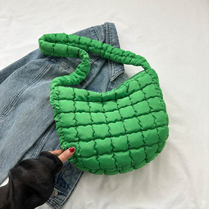 Cross Border Trendy Large Capacity Down Tote Bag For Women Cloud Shaped Shoulder Bag Insulated Everyday Use Bucket Type - Product Image 4