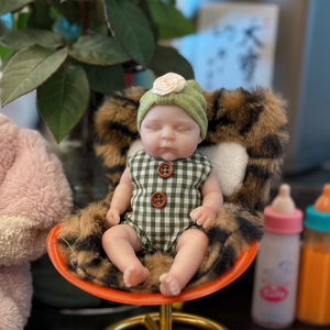 Muñeca de Silicona en Miniatura de Cuerpo Completo de 6 Pulgadas, Muñeca Realista de Recién Nacido con Ojos Cerrados, Parece una Bebé de Verdad con Ropa - Product Image 4